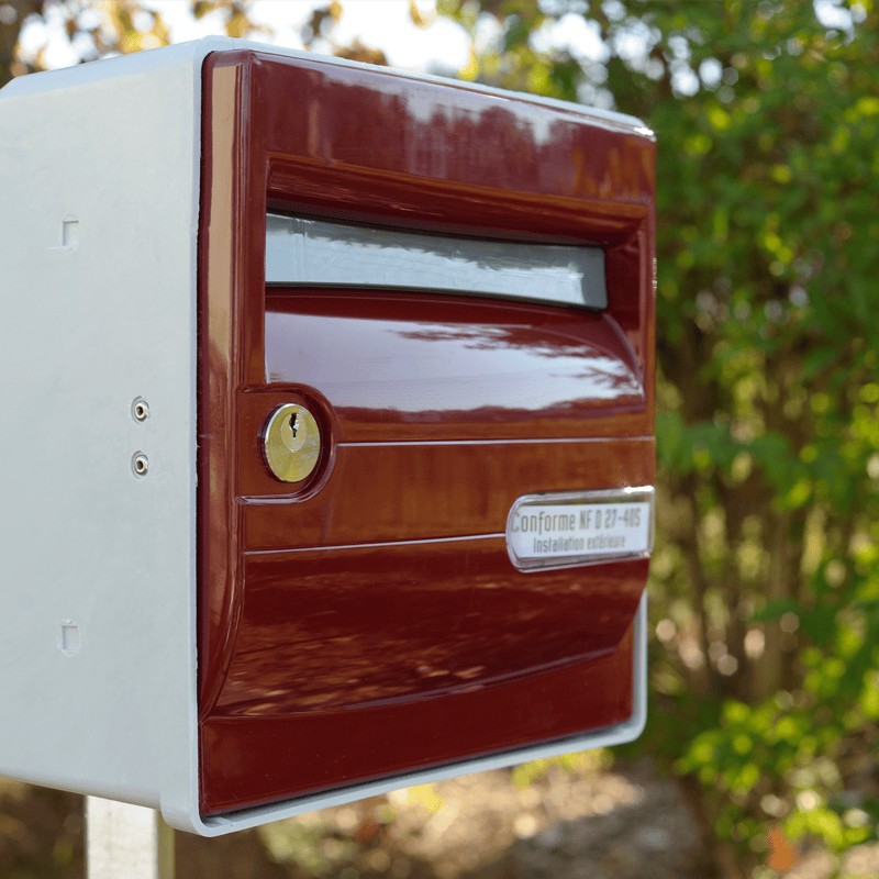 Boite aux lettres Corail Basic Rouge environnement gros plan