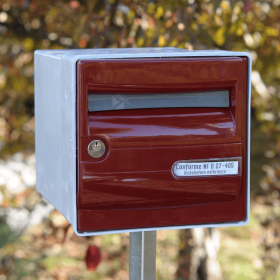 Boite aux lettres Corail Basic Rouge environnement
