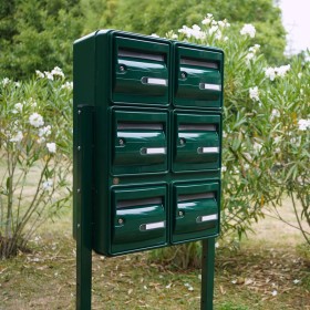 Pied de fixation résistant pour boites aux lettres collectives.