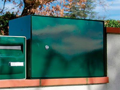 boite à colis easygo de couleur verte positionnée sur un mur à coté d'une boite aux lettres de la même couleur